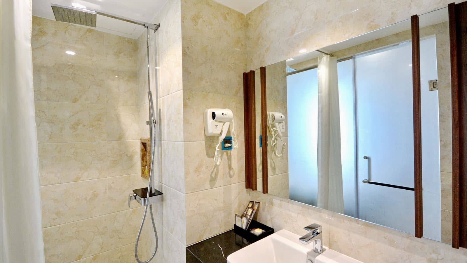 rooms-deluxe-cityview-child-without-extra-bed