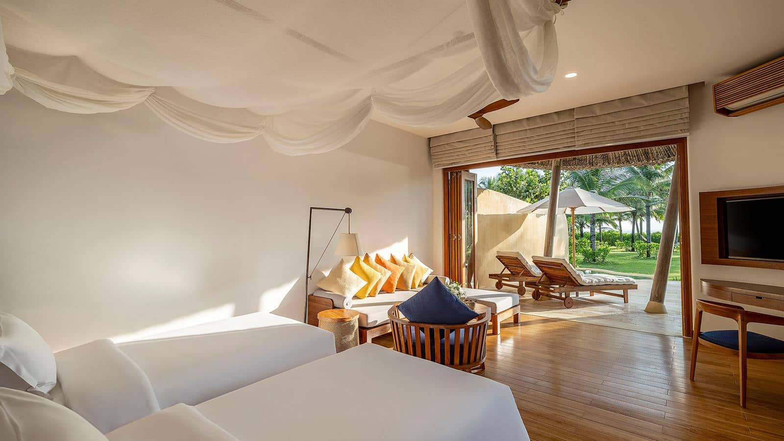 rooms-1bedroom-beach-front-pool-villa