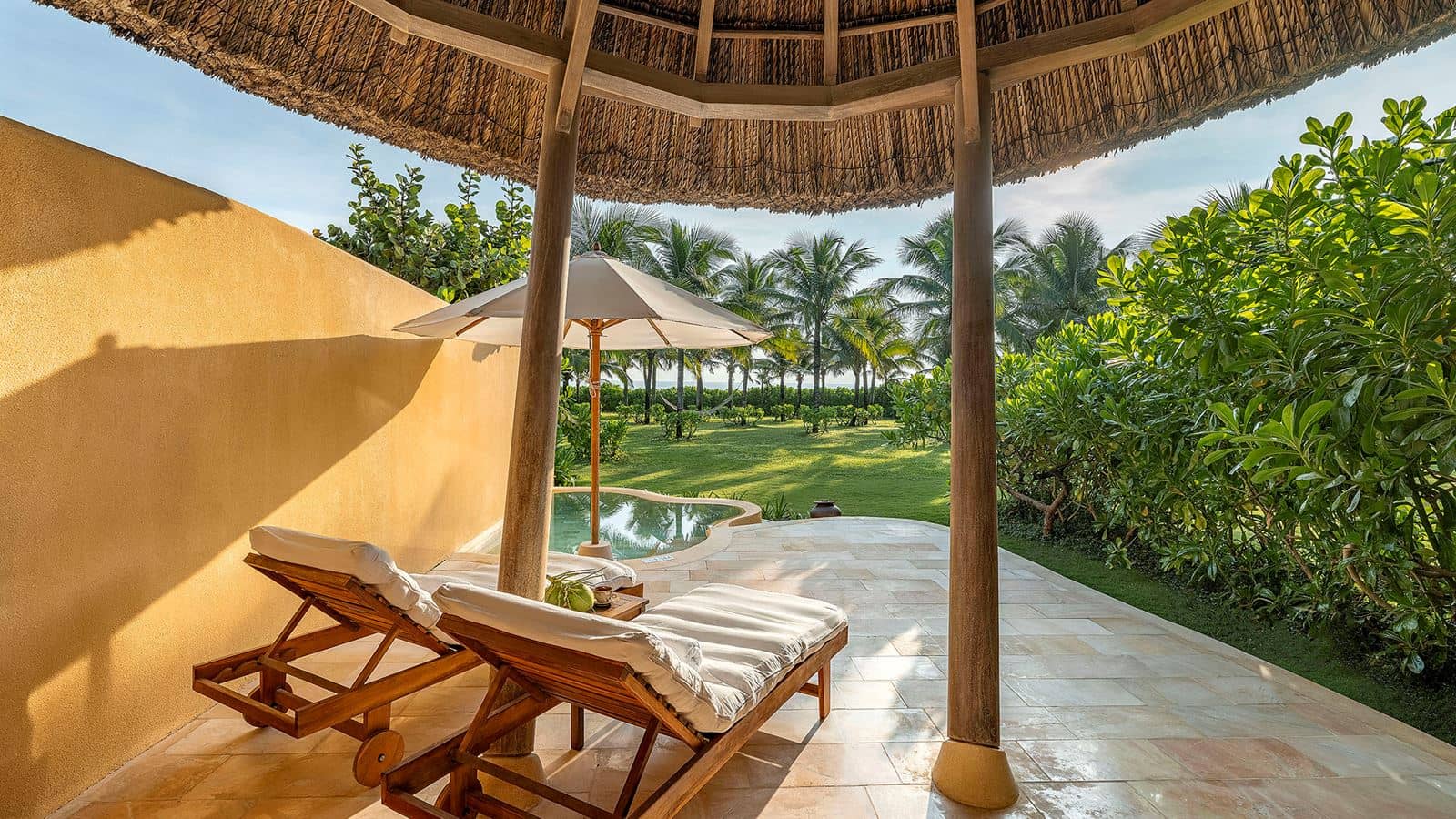 rooms-1bedroom-beach-front-pool-villa