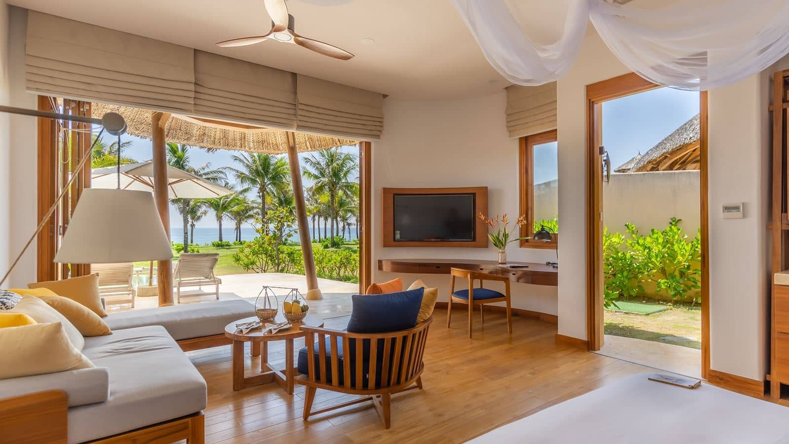 rooms-1bedroom-beach-front-pool-villa