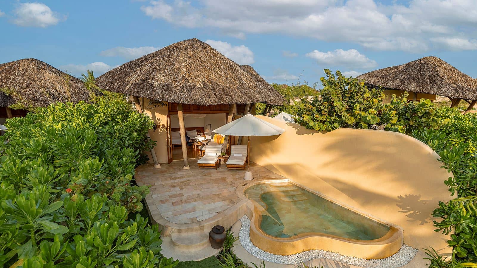 rooms-1bedroom-beach-front-pool-villa