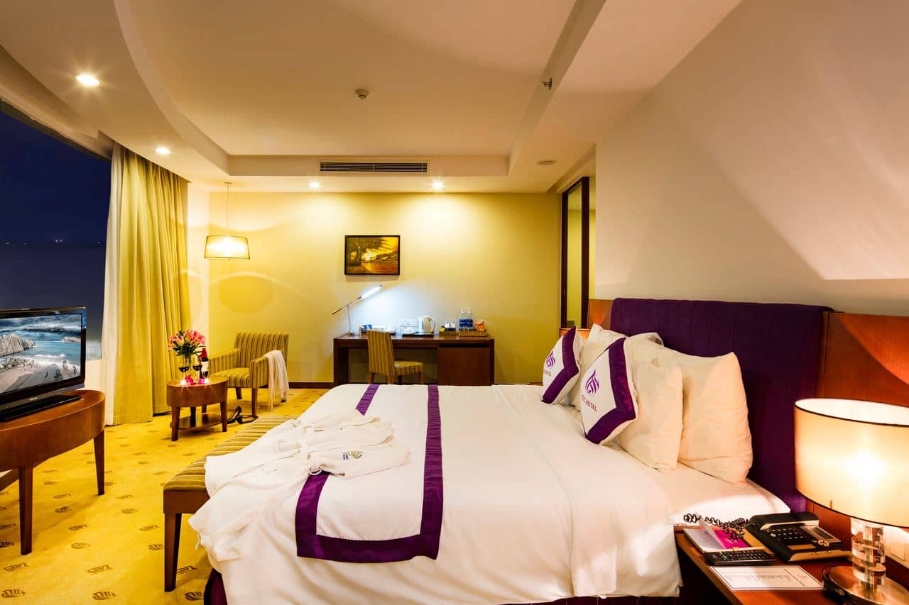 rooms-senior-suite-ocean-view-king