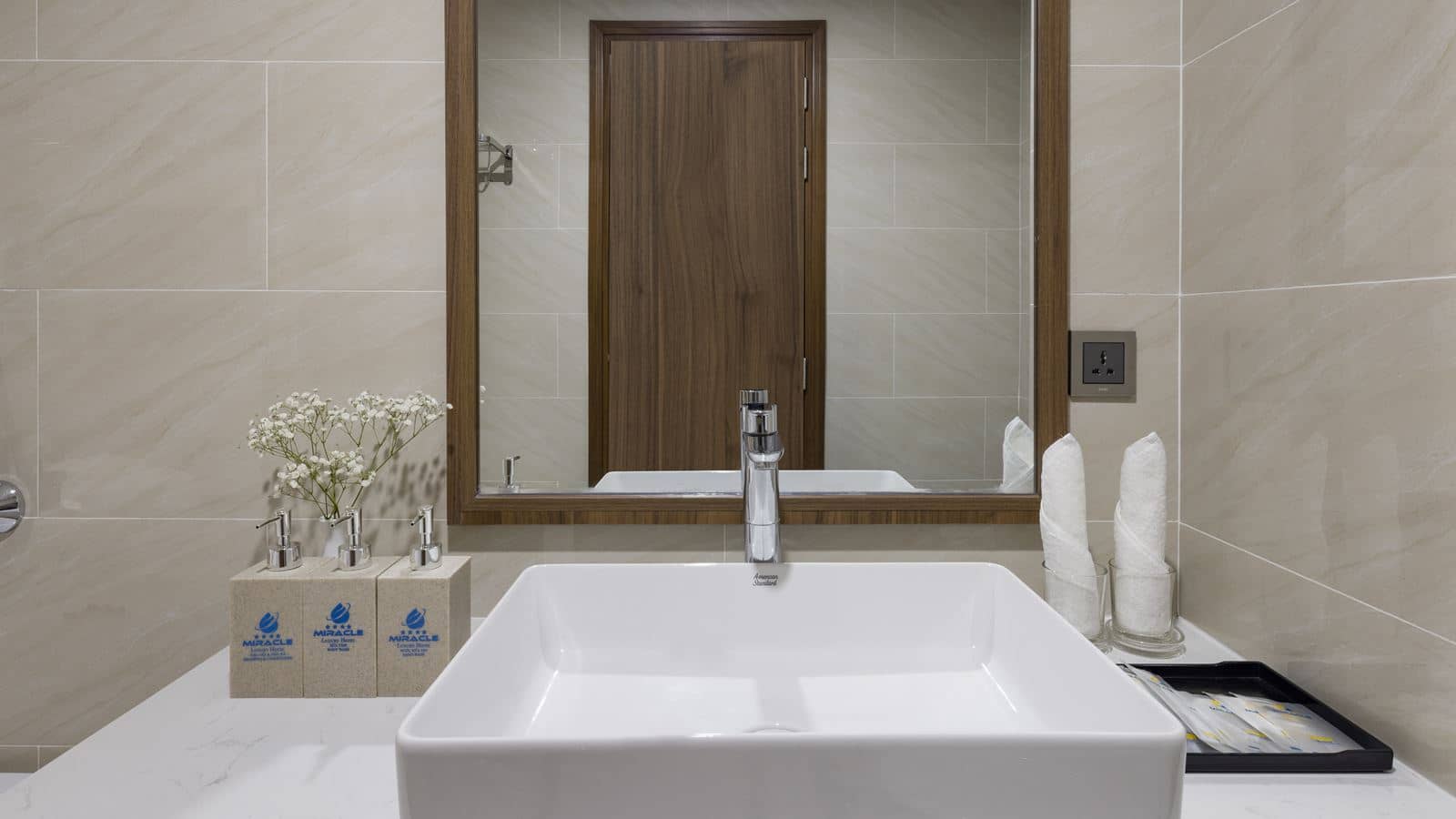 rooms-senior-deluxe-with-balcony
