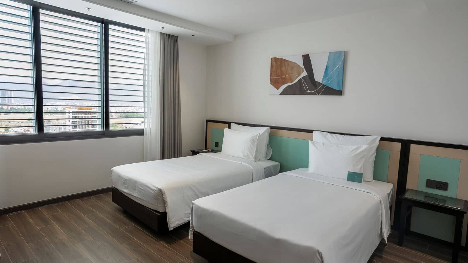 rooms-deluxe-room-city-view