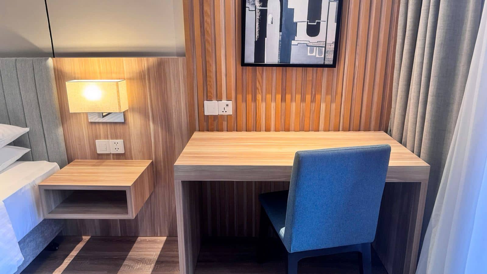 rooms-deluxe-kingtwin-room-with-balcony