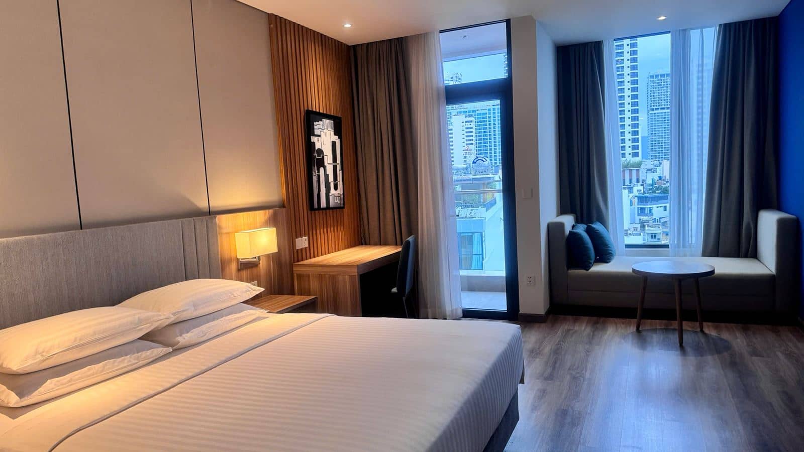 rooms-deluxe-kingtwin-room-with-balcony