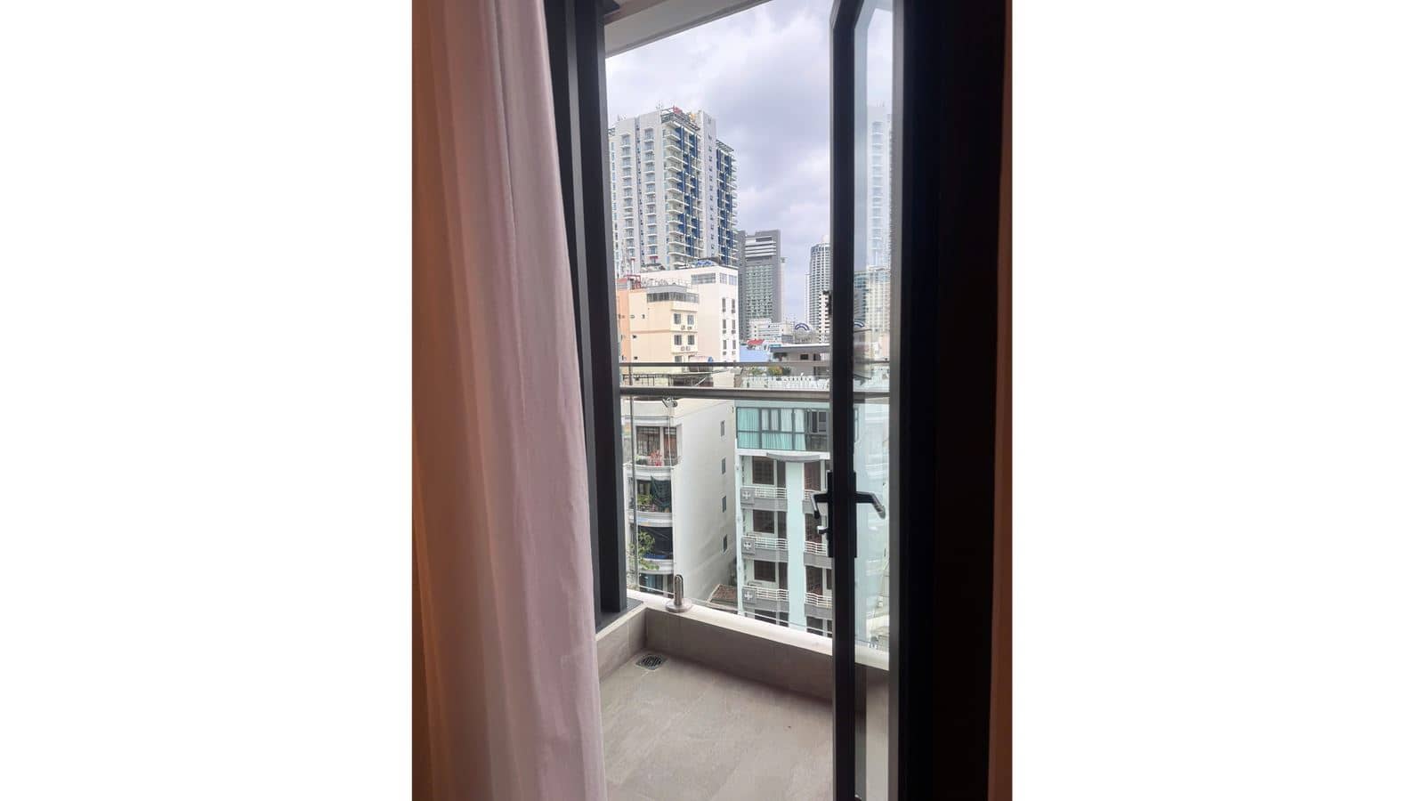 rooms-deluxe-kingtwin-room-with-balcony