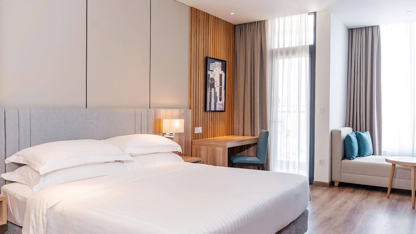rooms-deluxe-kingtwin-room-with-balcony