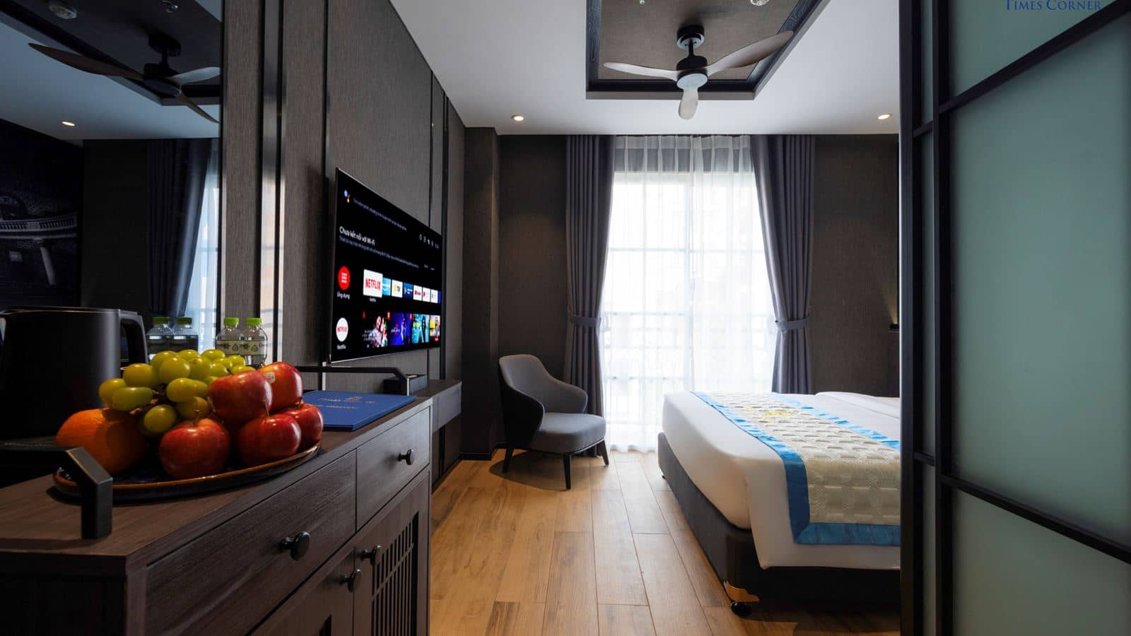 rooms-timeless-city-view-with-window
