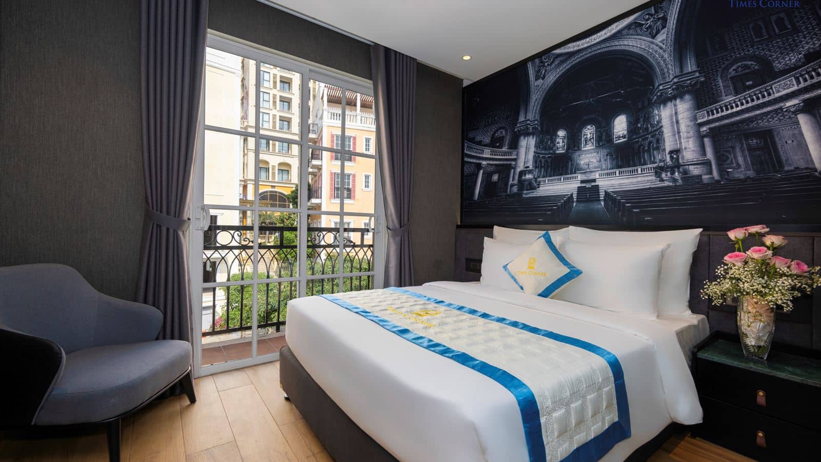 rooms-timeless-city-view-with-window