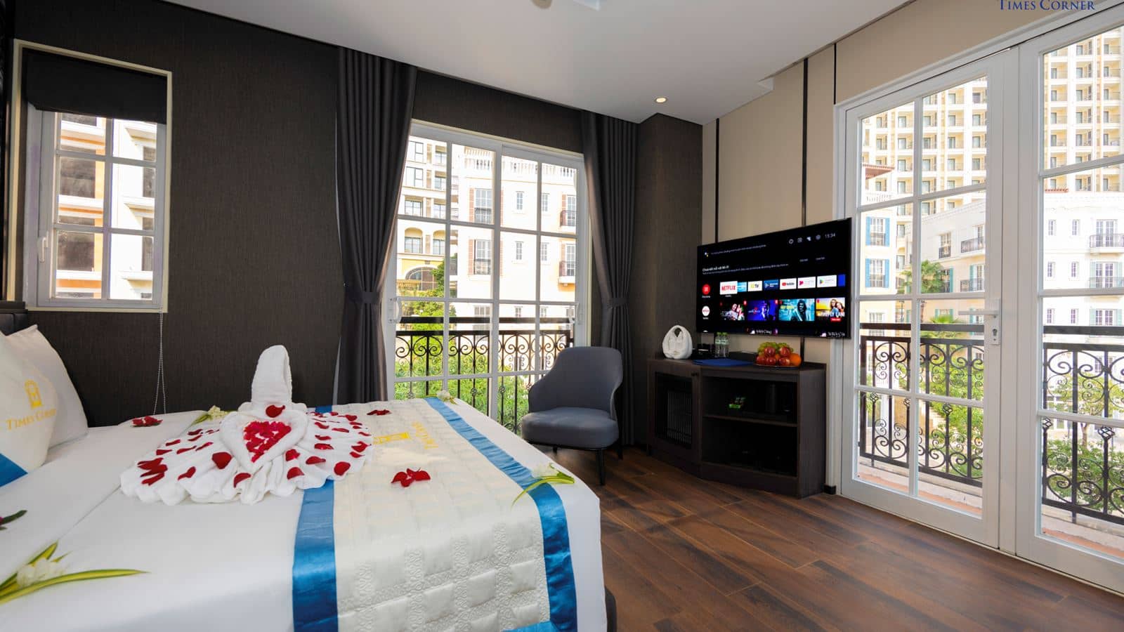 rooms-premium-city-view-with-balcony