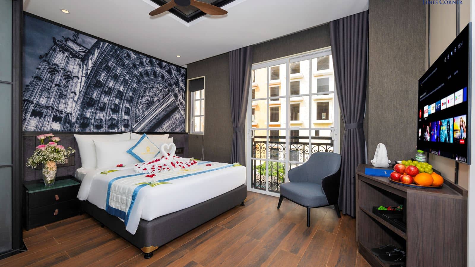 rooms-premium-city-view-with-balcony