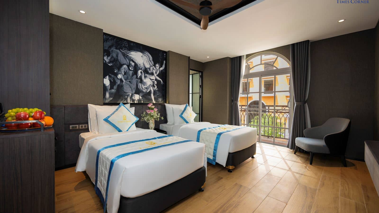rooms-panoramic-city-view-with-window