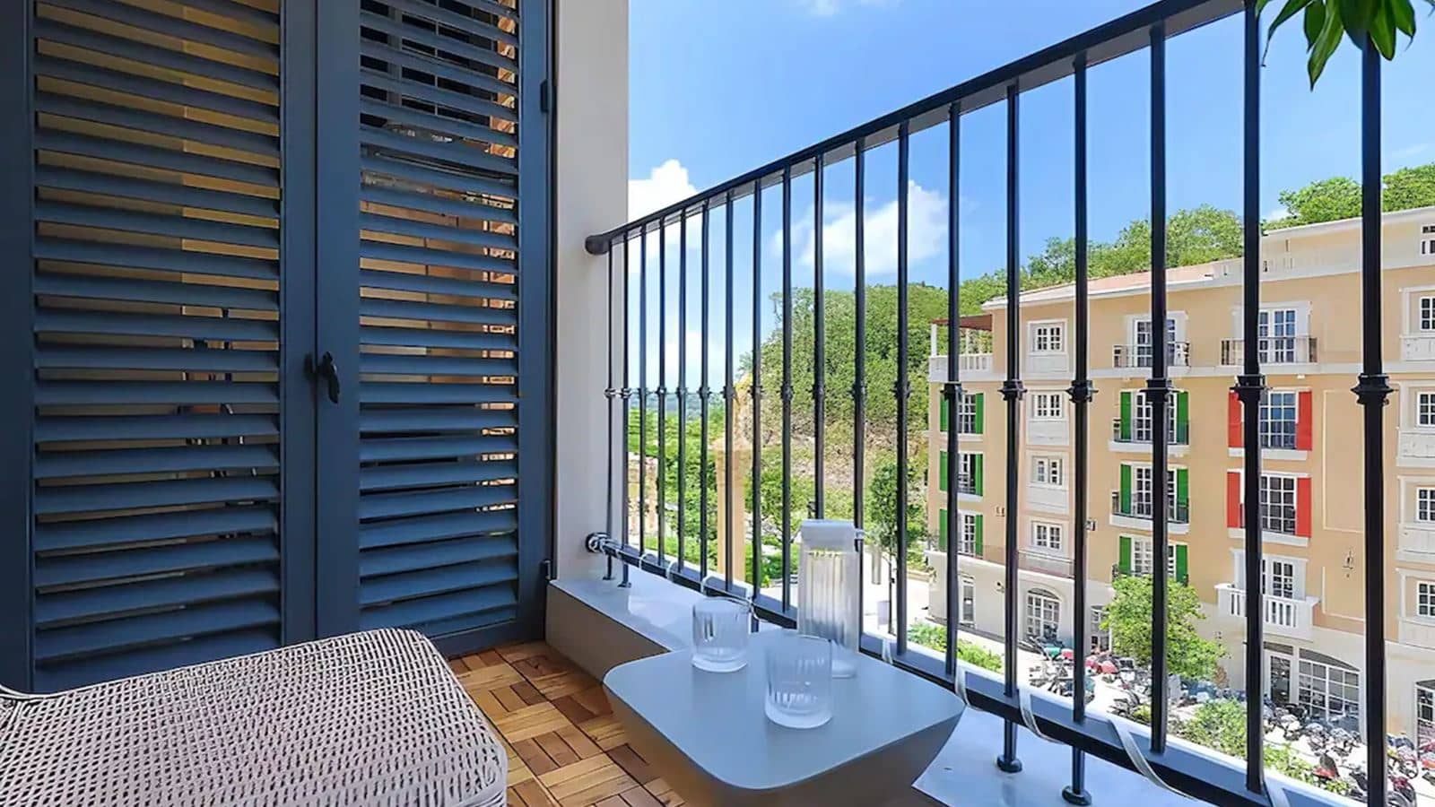 rooms-one-bedroom-mountain--city-view-apartment