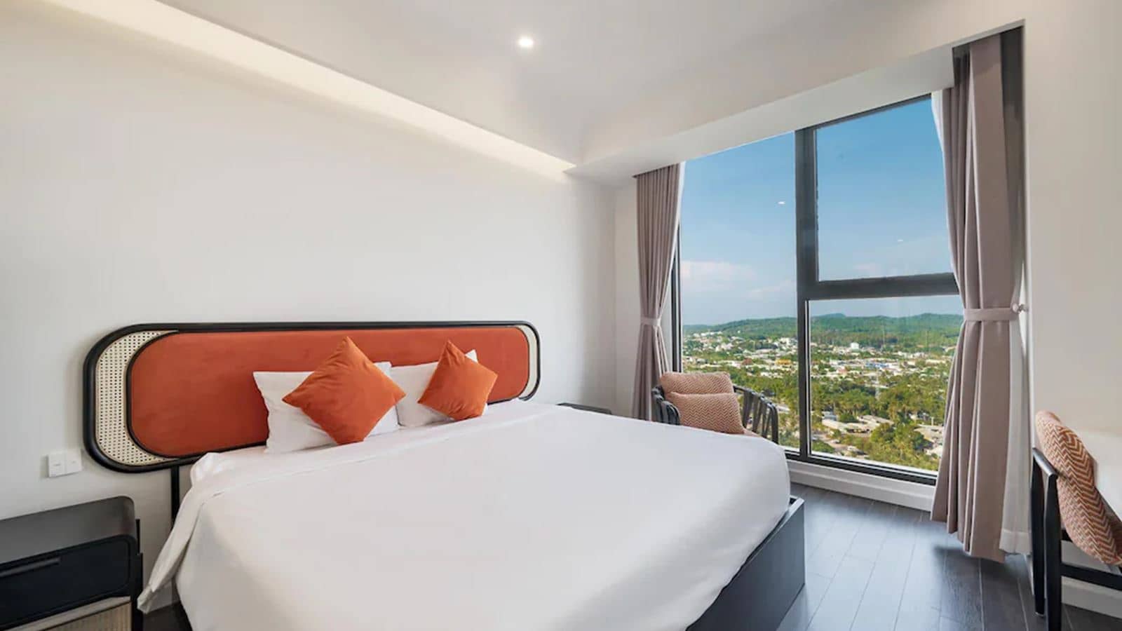rooms-one-bedroom-mountain--city-view-apartment