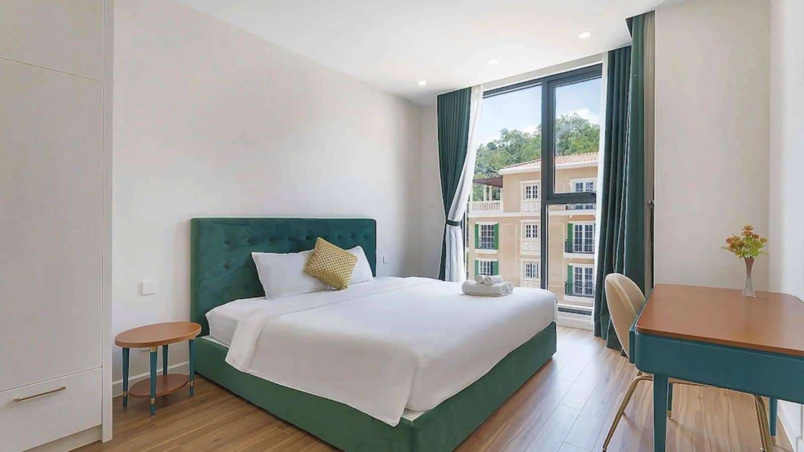 rooms-one-bedroom-mountain--city-view-apartment