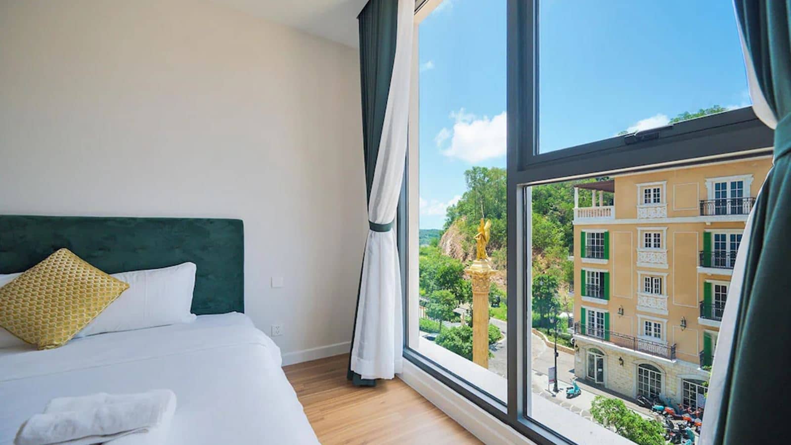 rooms-one-bedroom-mountain--city-view-apartment