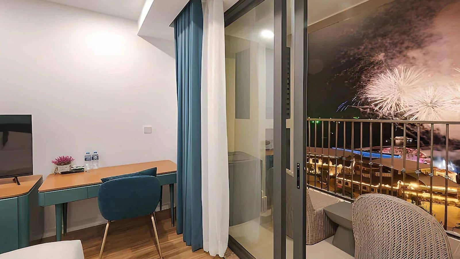rooms-studio-ocean--fireworks-view-no-extra-bed