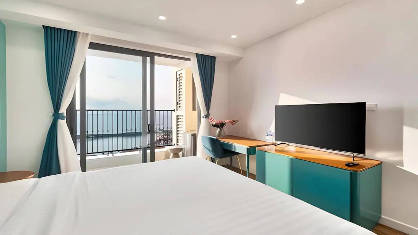 rooms-two-bedroom-panorama-ocean--fireworks-view-apartment