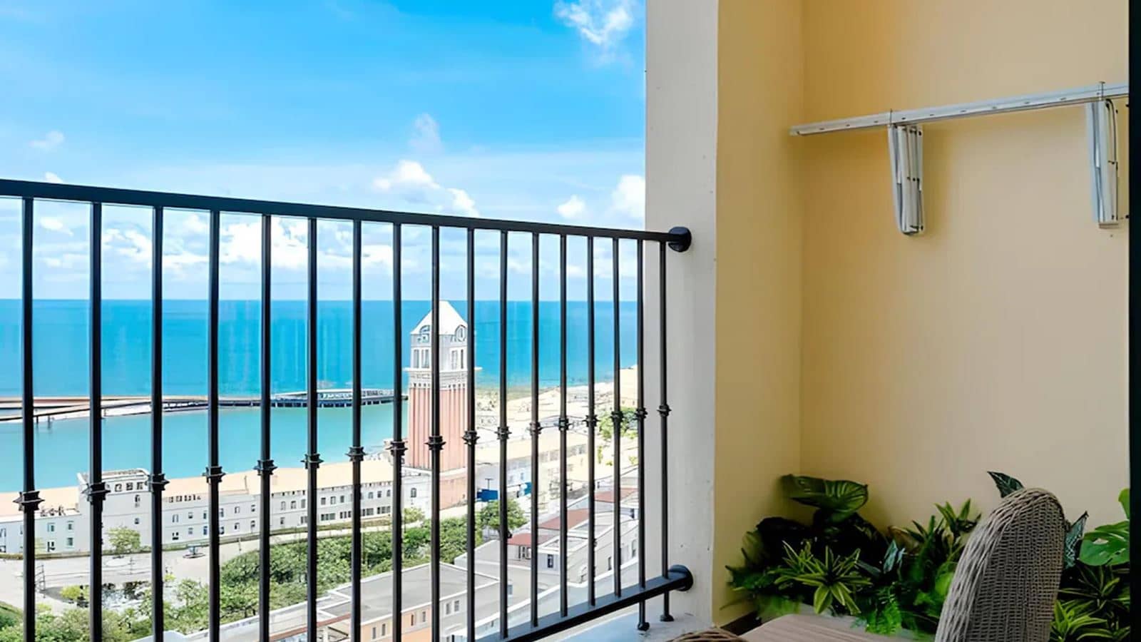 rooms-three-bedroom-suite-ocean--fireworks-view-apartment