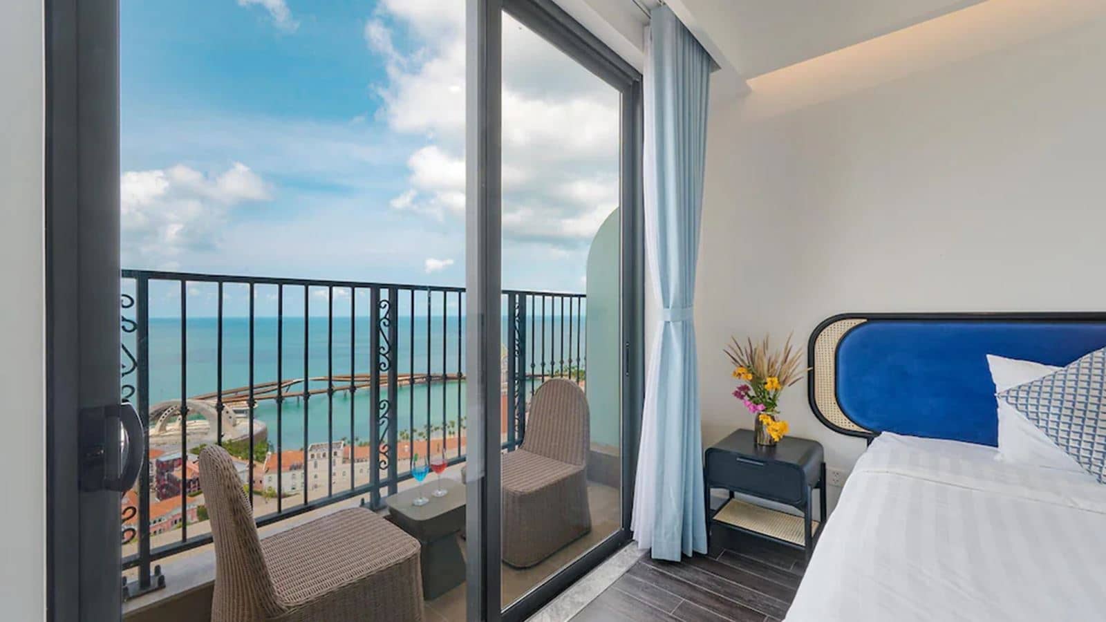 rooms-three-bedroom-suite-ocean--fireworks-view-apartment