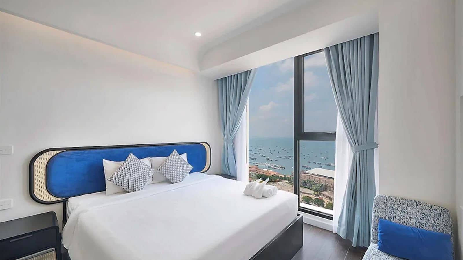 rooms-three-bedroom-suite-ocean--fireworks-view-apartment