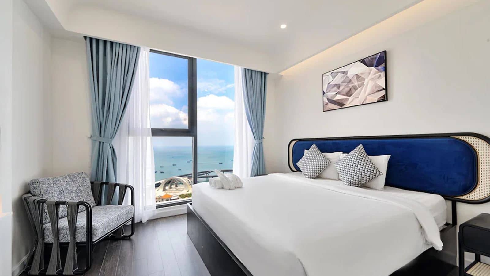 rooms-three-bedroom-suite-ocean--fireworks-view-apartment