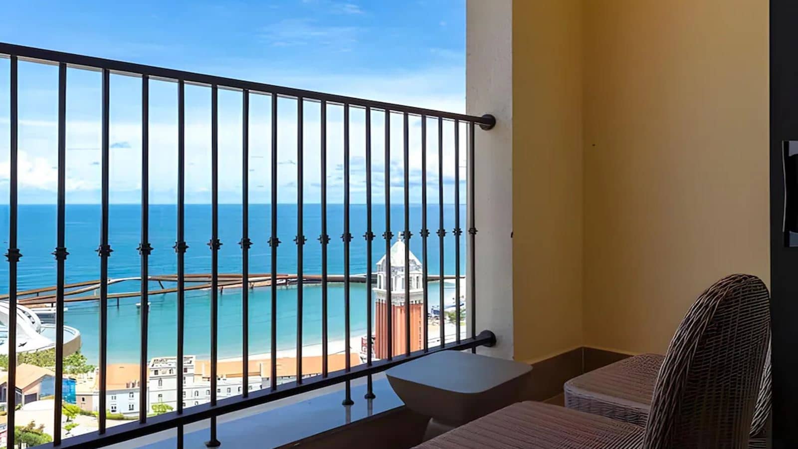 rooms-three-bedroom-suite-ocean--fireworks-view-apartment