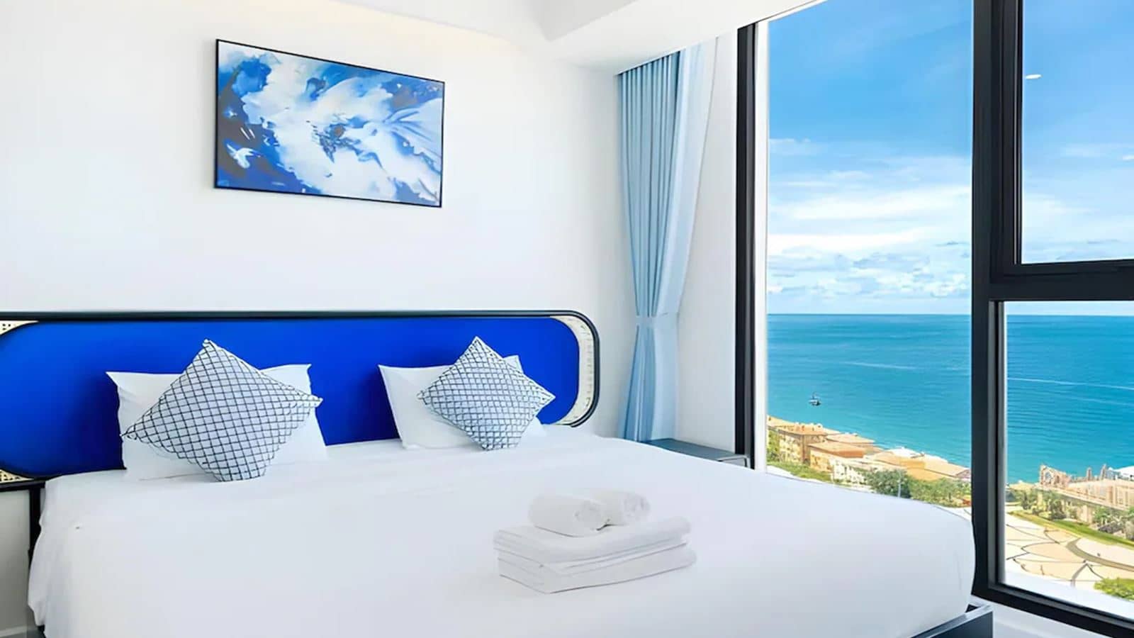 rooms-three-bedroom-suite-ocean--fireworks-view-apartment