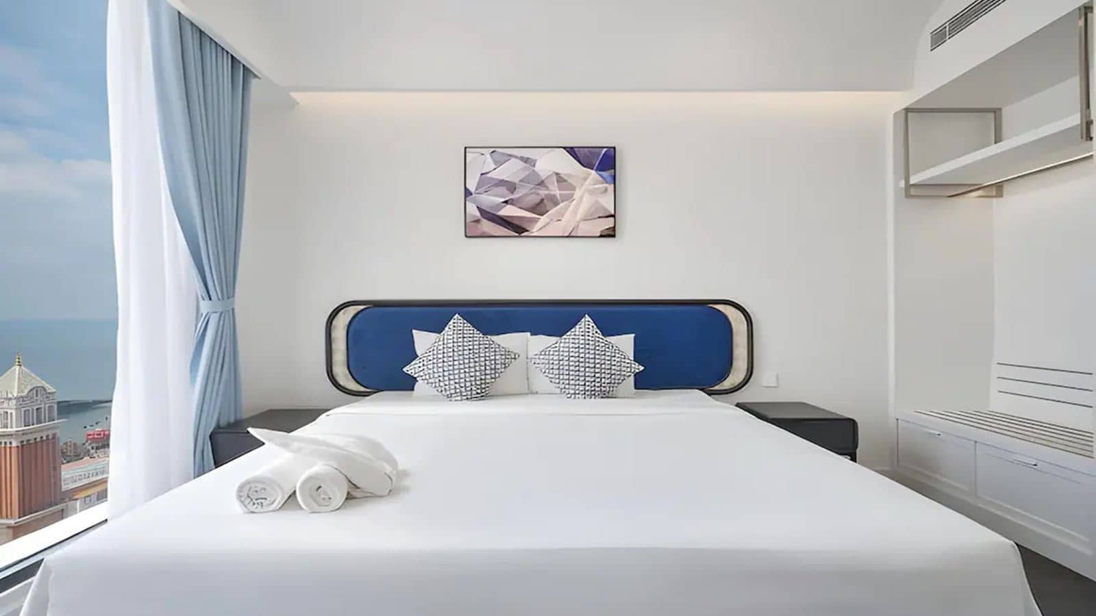 rooms-three-bedroom-suite-ocean--fireworks-view-apartment