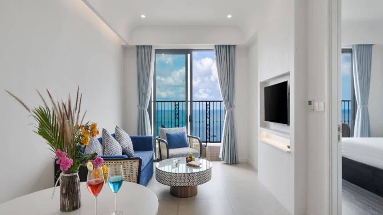 rooms-three-bedroom-suite-ocean--fireworks-view-apartment