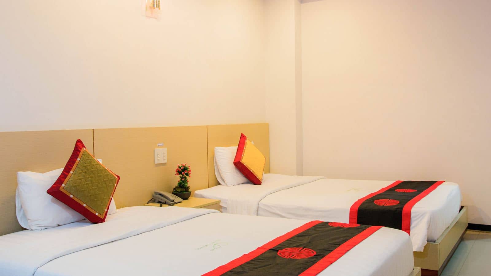 rooms-deluxe-with-window