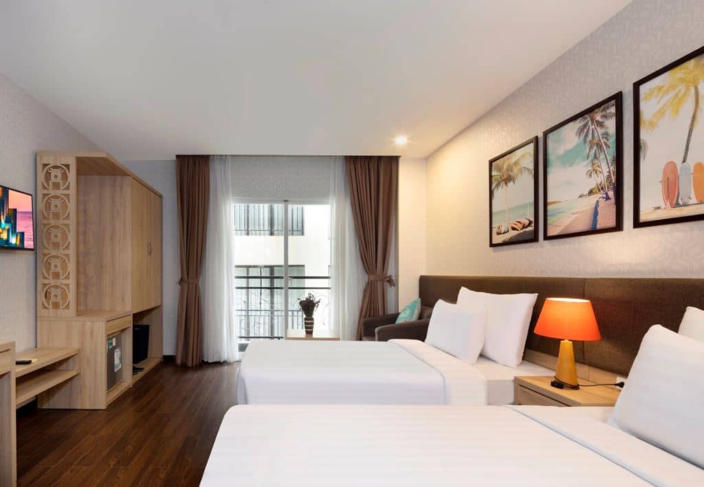 rooms-room-deluxe-city-view-with-balcony