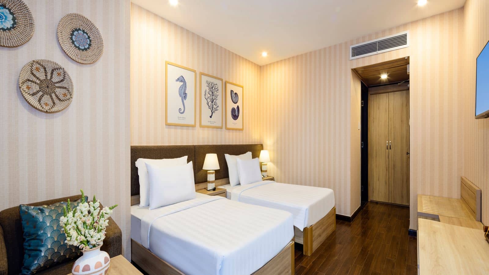 rooms-room-deluxe-sea-view-with-balcony