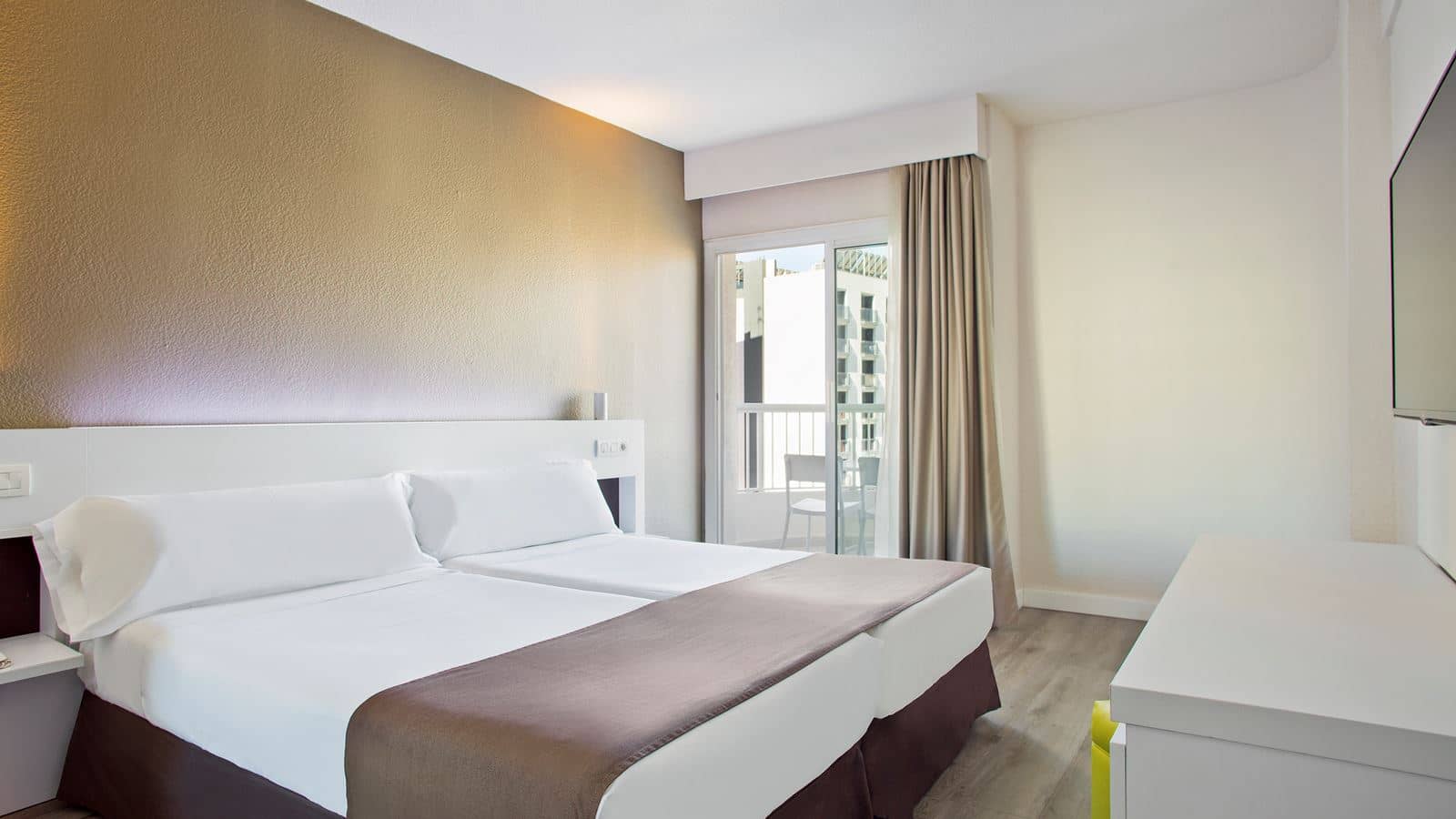 rooms-double-standard-room-with-balcony-ocas