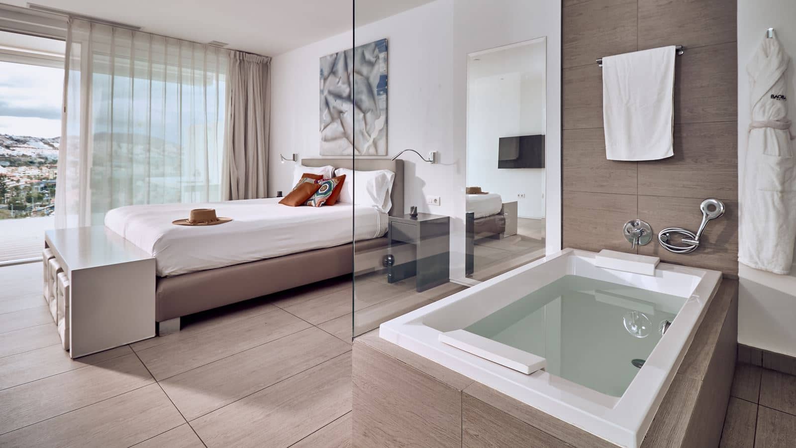 rooms-2-bedroom-suite-extra-large-room-with-sea-view-serenity-essence