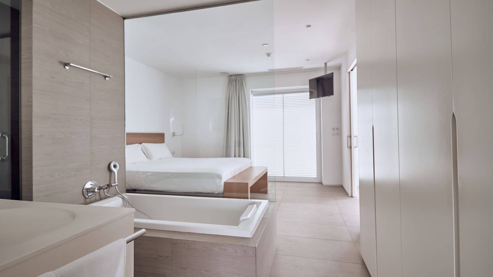rooms-2-bedroom-suite-with-sea-view-serenity-bliss