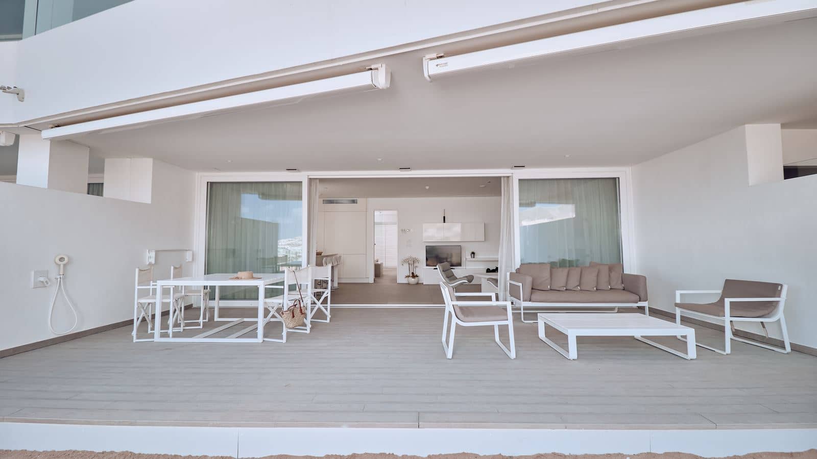 rooms-2-bedroom-suite-with-sea-view-serenity-bliss