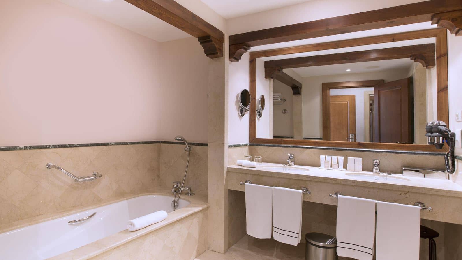 rooms-ebt--double-premium-the-level
