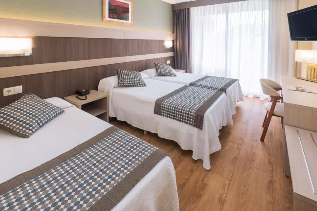 rooms-quadruple-sea-view-with-balcony