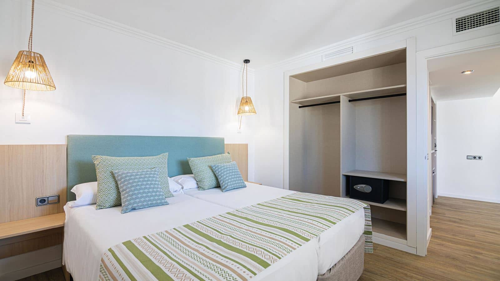 rooms-suite-poolview-balcony-or-terrace-a