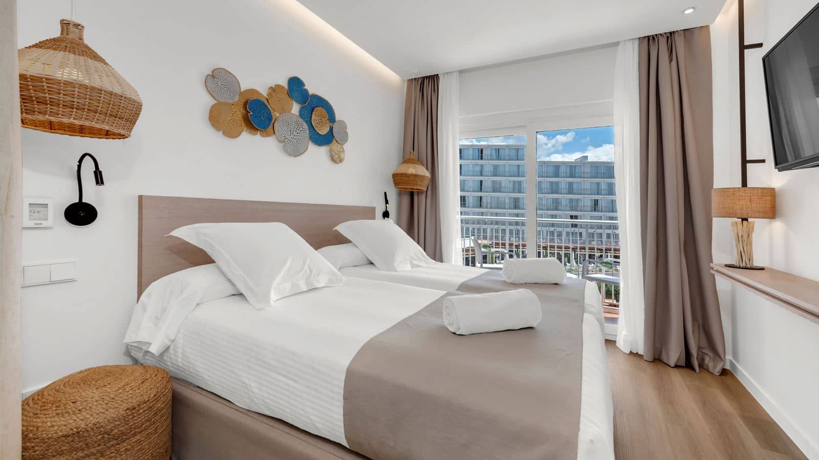 rooms-deluxe-room