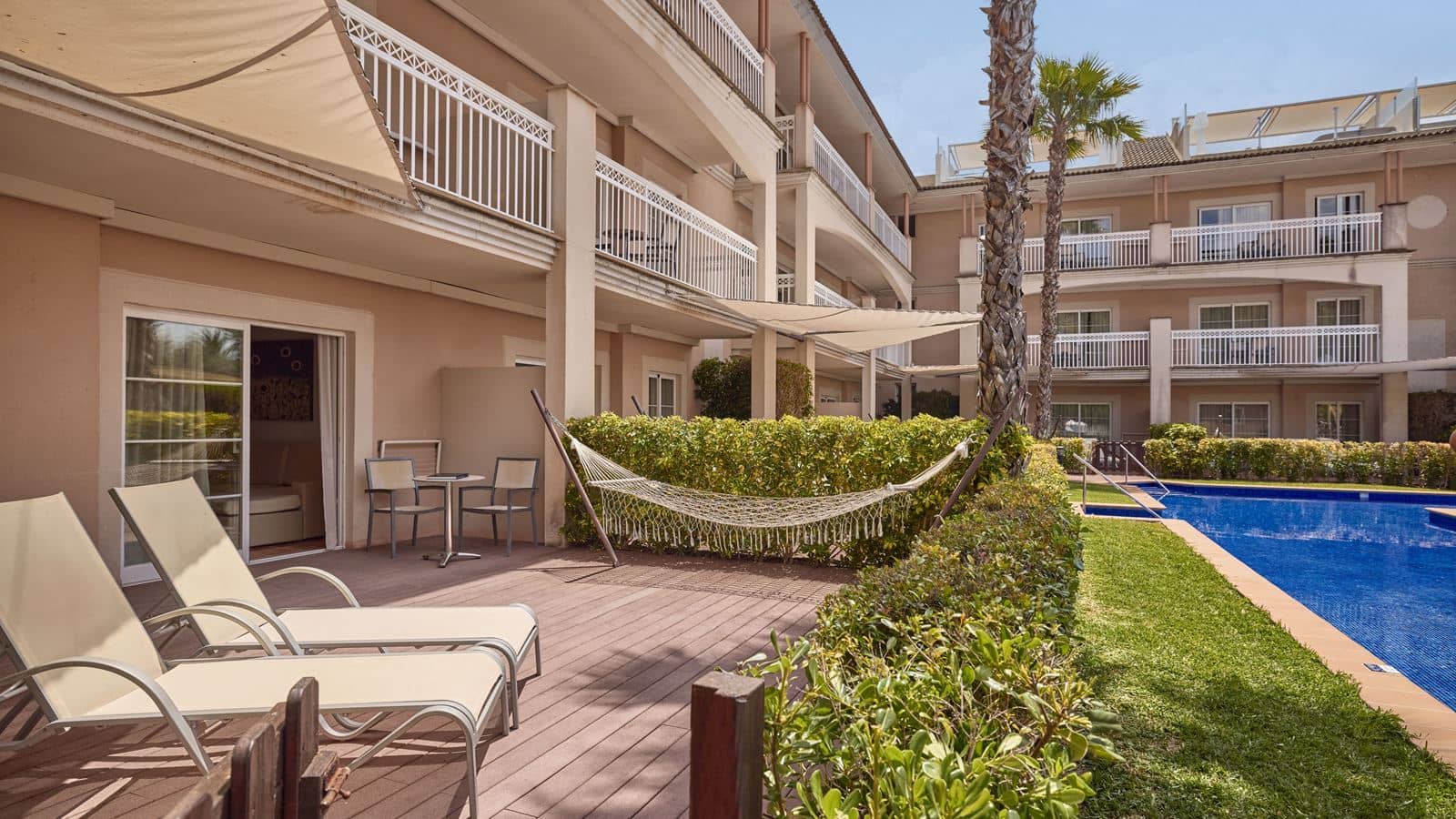 rooms-1-bedroom-suite-swimuppoolterrace