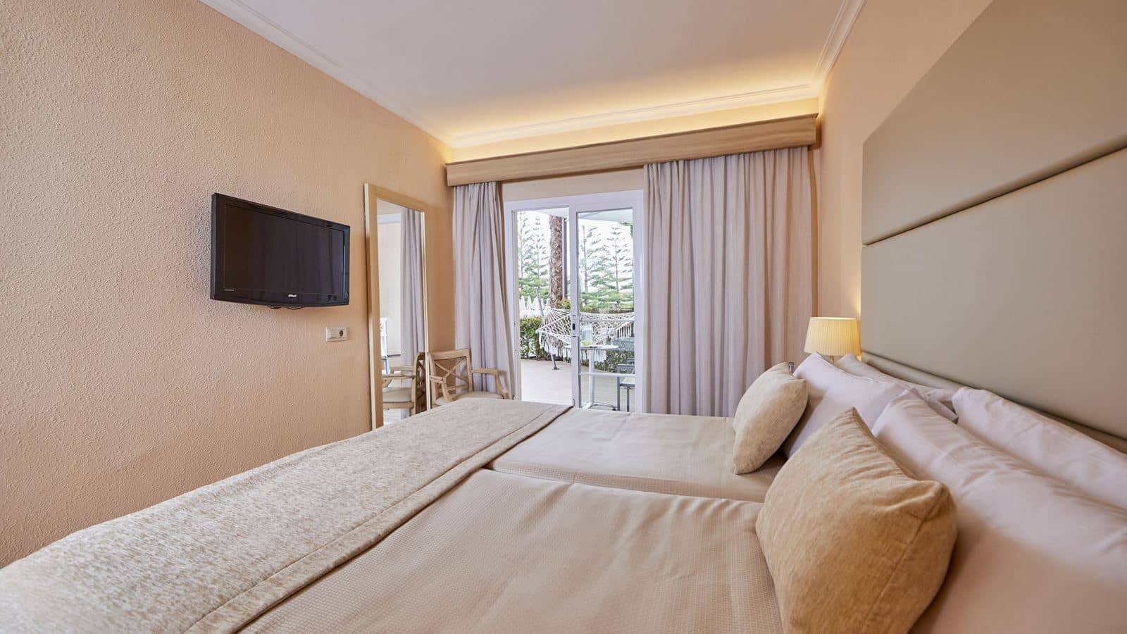 rooms-1-bedroom-suite-swimuppoolterrace
