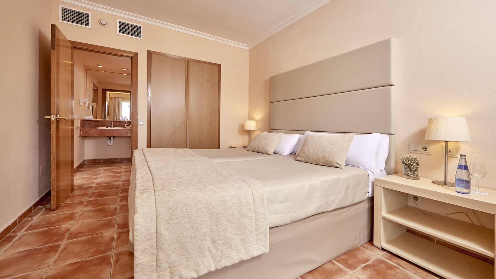 rooms-1-bedroom-penthouse-suite-poolview-terrace