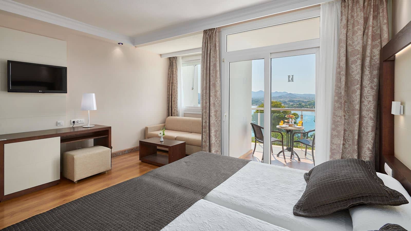 rooms-double-standard-sea-view-with-balcony