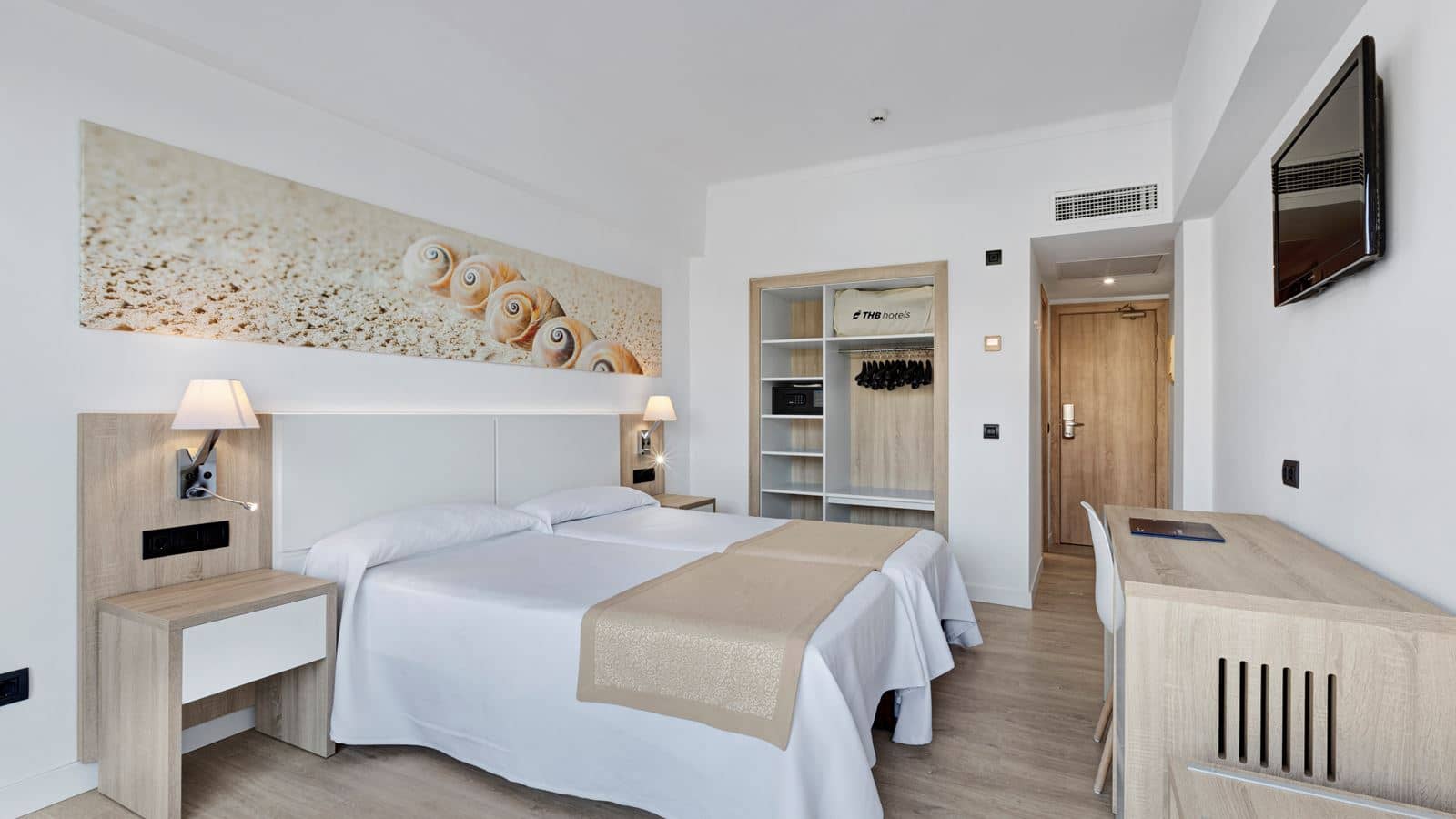 rooms-room-standard-double-lateralseaview-balcony
