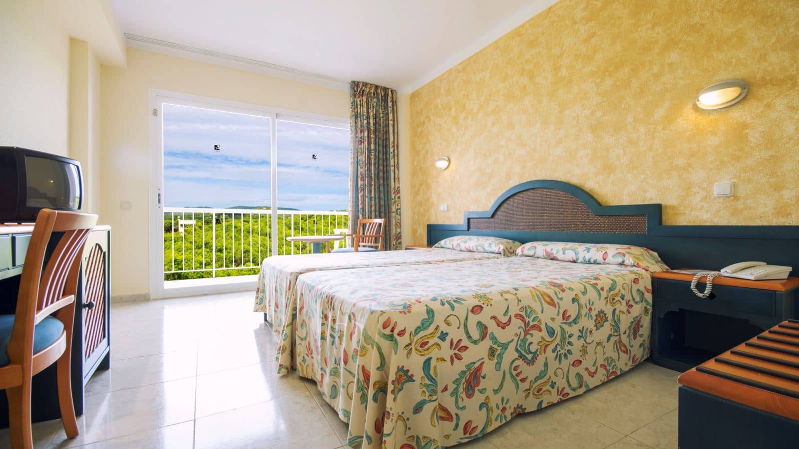 rooms-double-or-twin-pool-view