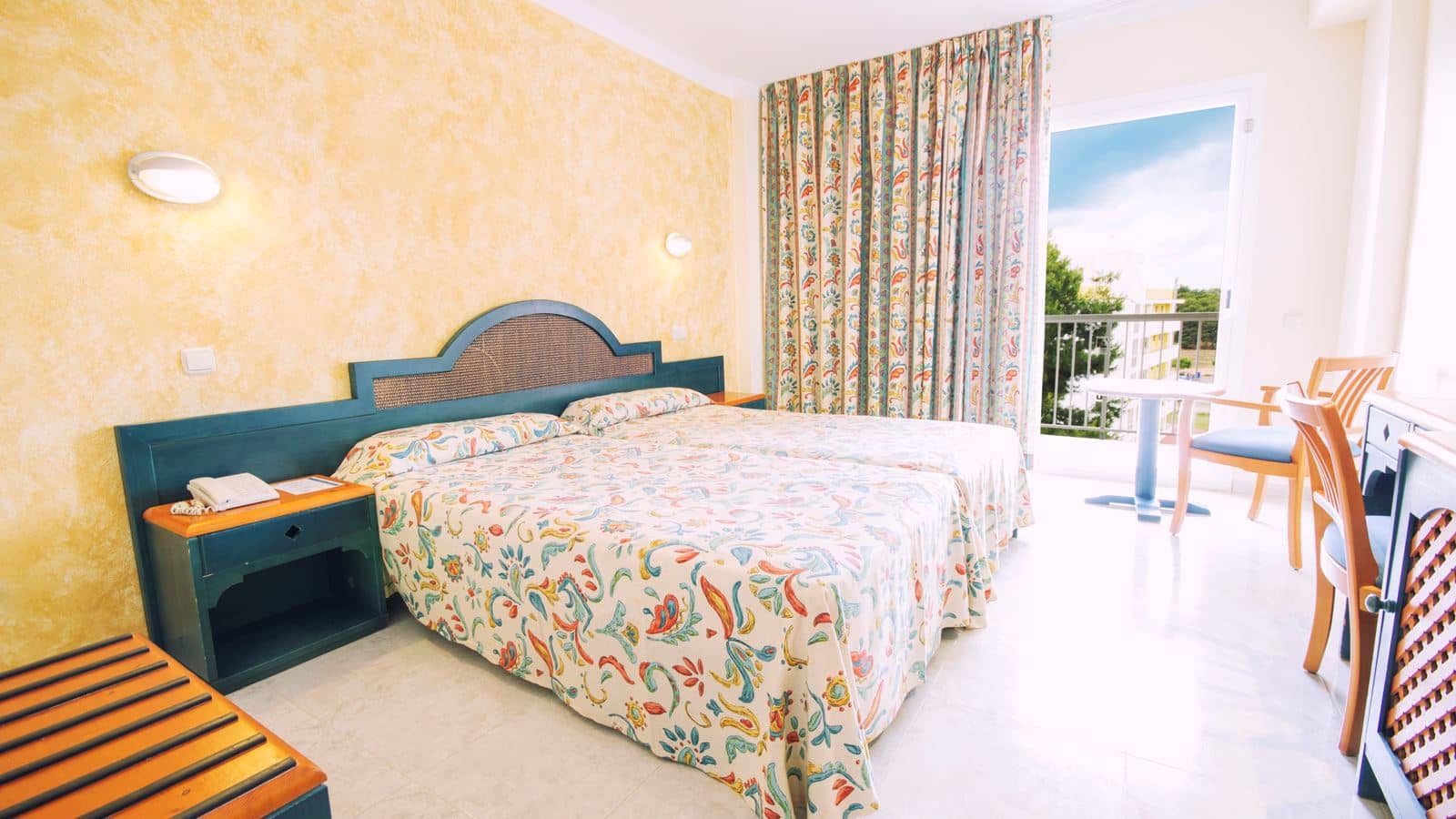 rooms-double-or-twin-with-air-conditioning