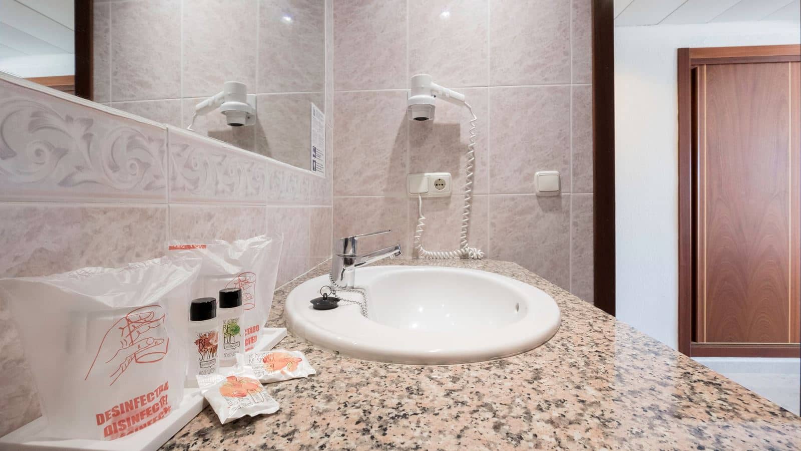 rooms-double-single-use-with-air-conditioning